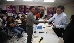 Firman el traspaso de cinco fincas en el Aguán