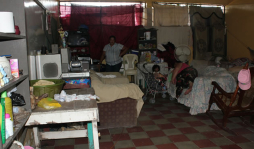 Desalojados invaden escuela en Puerto Cortés