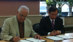 'Madrugo a ver el microscopio y mi esposa, a caminar”