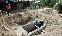 Alcaldía no paga y le paralizan proyectos