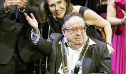 Chespirito conmovido hasta las lágrimas en su homenaje