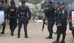 Por robarle carro matan a un policía