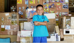 Niño causa sensación con su salón de juegos de cartón