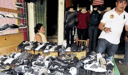 Vendedores retoman sus actividades comerciales