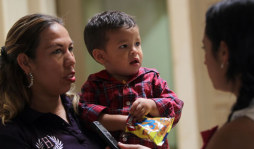 Abandonan a menor afuera de una prisión