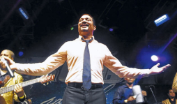 'Soy tuyo” de Frank Reyes