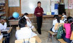 Jesús Vásquez, maestro del año en Honduras viaja 5 horas a caballo