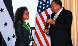 Pepe condecora a Julissa Reynoso