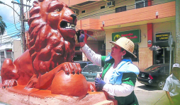 Alba Rosibel, la dama que viste de color a San Pedro con su arte