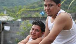 Los confunde hasta la mamá porque son igualitos