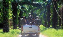 Estudiantes protestan por sueldos atrasados a maestros