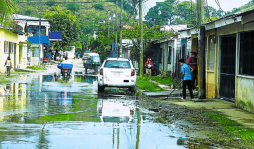 Vecinos viven en medio de aguas negras en Honduras