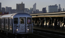 Identifican a sospechosa de asesinato en metro de Nueva York