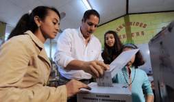 Precandidatos acuden a urnas y llaman a hondureños a votar