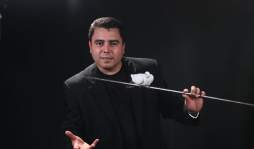 Padre e hijo viven el arte de la magia y sorprenden a Honduras