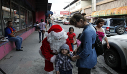 Locura en tiendas por compras previo a la Nochebuena