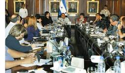 Lobo Sosa juramenta a cuatro funcionarios