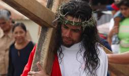 'Ayúdanos a no crucificar nuestra casa”: Cardenal Rodríguez