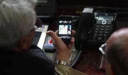 Hallan a diputados viendo fotos de modelos
