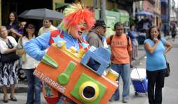 Payasos afinan el arte de hacer reír en convención anual