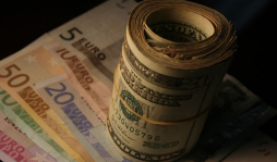 Maduro y Callejas reaccionan ante baja calificación de Moody’s