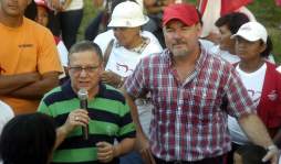 En Chamelecón reciben con café y pan a Roberto Contreras