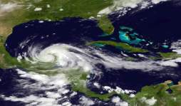 Ernesto se degrada a tormenta mientras pasa por el este México