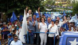 Entusiasmo despierta la caravana azul de Ricardo Álvarez