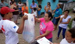 Afectados por lluvias reciben donaciones