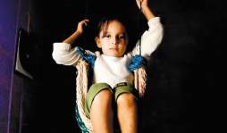 Niña vive en la oscuridad por una extraña enfermedad