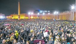 Fieles desafían el frío para ver la fumata