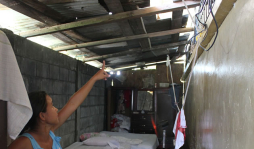 Desalojados invaden escuela en Puerto Cortés