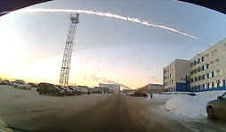 Video del meteorito cuando cae en Rusia y deja 1,100 heridos