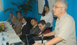 'Madrugo a ver el microscopio y mi esposa, a caminar”