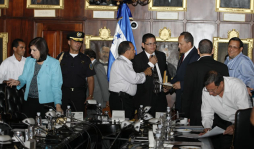 Debate sobre derribo de aviones con drogas continuará: Juan Orlando Hernández