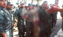 Fotografías de militares con perro decapitado causan rechazo