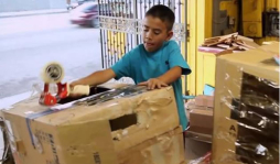 Niño causa sensación con su salón de juegos de cartón