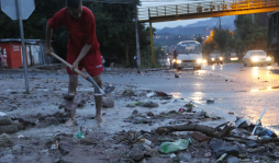 35 damnificados deja caída de muro perimetral