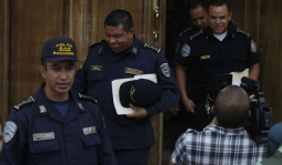 Oficiales van el lunes al detector de mentiras