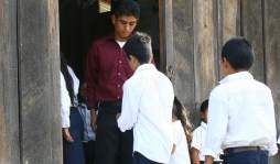 Jesús Vásquez, maestro del año en Honduras viaja 5 horas a caballo