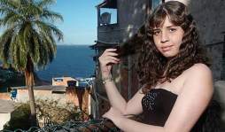 La 'Rapunzel” humana se corta su larga cabellera