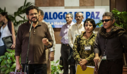 Las Farc solicita a Santos detener leyes