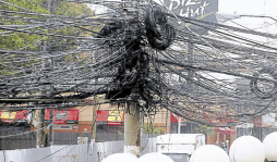 Eliminarán 80% de cables inservibles de postes en La Ceiba
