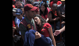Desmayos y largas filas en Venezuela para ver a Chávez
