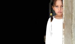 Niña vive en la oscuridad por una extraña enfermedad