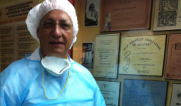 'Madrugo a ver el microscopio y mi esposa, a caminar”