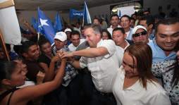 'Me ofrecen el Congreso para que ceda mi candidatura”