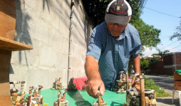 Hondureño Julio 'Yuyuga”, el hombre de los mil trabajos