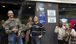 La lotería de Navidad da un respiro a españoles e inmigrantes en plena crisis