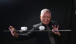 Padre e hijo viven el arte de la magia y sorprenden a Honduras